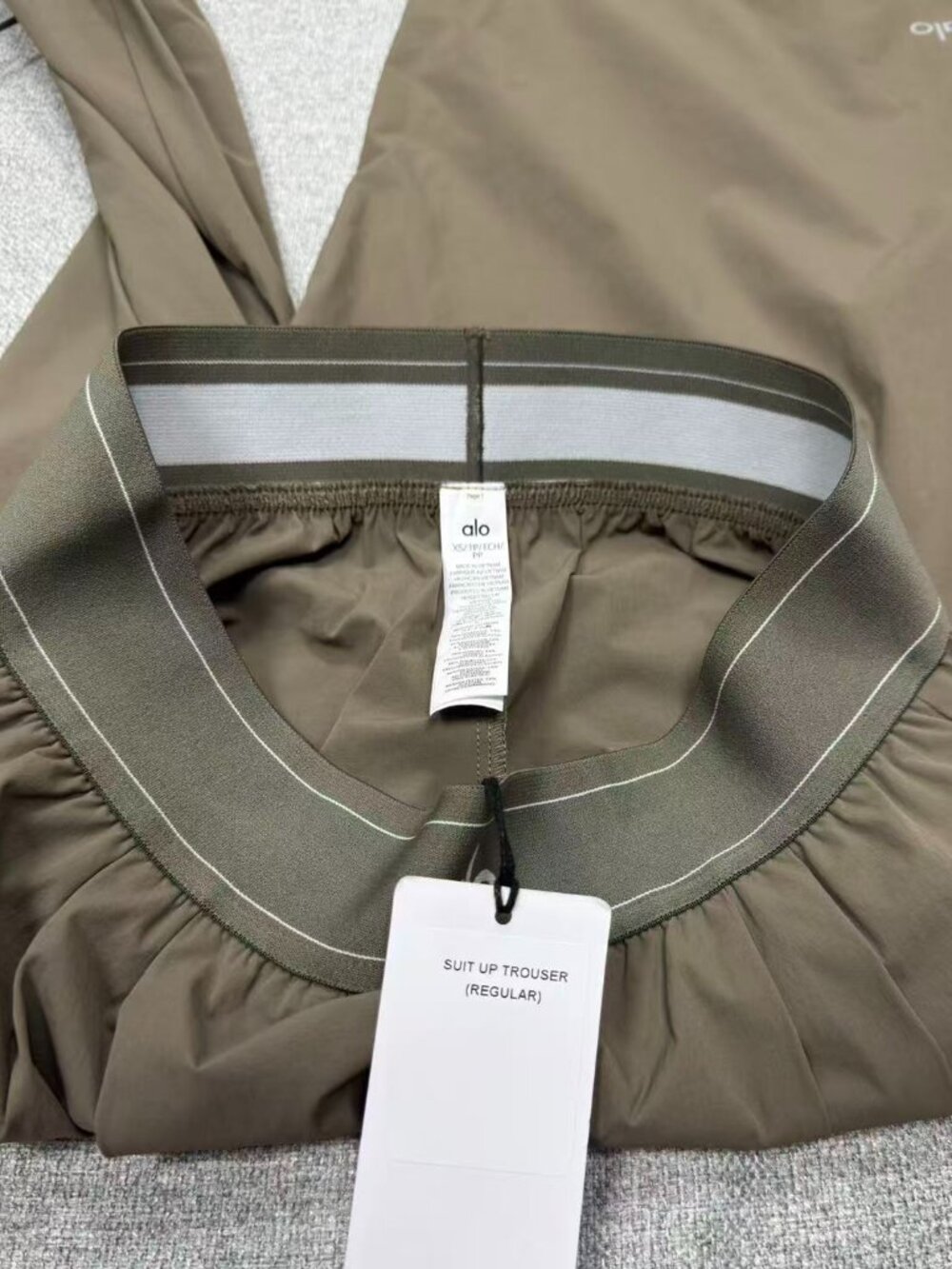 ALO Yoga⛵NWT Suit Up Trouser Olive (Regular Limited) - Picture 5 of 8